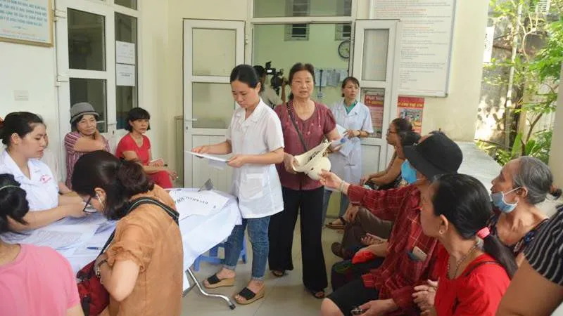 Đổ xô khám sức khỏe sau vụ cháy công ty Rạng Đông