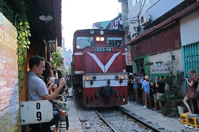 Hà Nội huy động nhiều quận huyện dẹp quán cà phê đường tàu