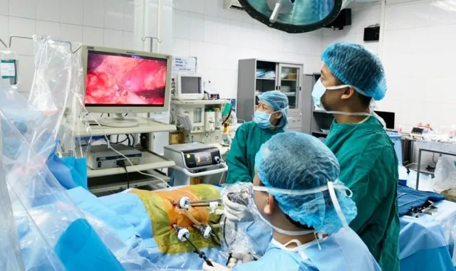 Bé trai nhẹ cân nhất từ trước tới nay được ghép thận thành công