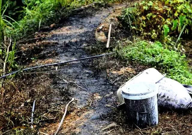 Lộ rõ nhóm người và phương tiện đổ trộm dầu thải gây ô nhiễm nguồn nước sông Đà