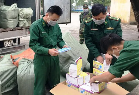 Chặn bắt nhiều vụ vận chuyển khẩu trang để bán sang biên giới