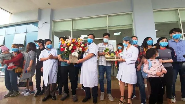 30 công dân Việt Nam từ Vũ Hán về được ra viện sau khi cách ly