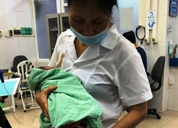 Sức sống mãnh liệt của bé trai sơ sinh bị bỏ rơi suốt 3 ngày dưới trời nóng 40°C