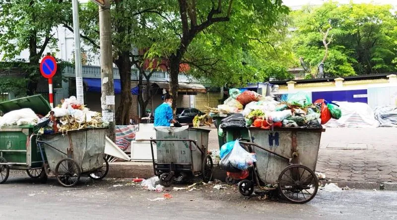 Hà Nội "ngộp thở" vì ùn ứ rác thải 