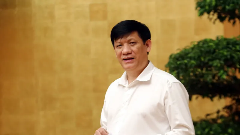 Quyền Bộ trưởng Bộ Y tế, GS.TS Nguyễn Thanh Long phân tích về chùm ca bệnh tại Hải Dương. Ảnh: Đình Nam/VGP