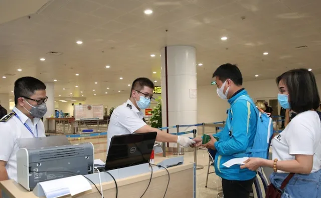 Một thiếu nữ từ Mỹ về nước mắc Covid-19 