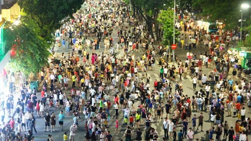 Phố đi bộ Hồ Gươm luôn đông nghịt người dân vào cuối tuần