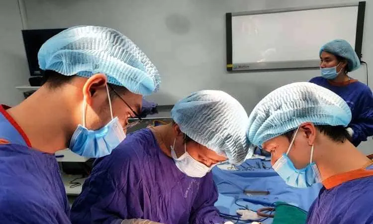 Uống rượu ba kích, người đàn ông 40 tuổi nhập viện vì bị cương cứng suốt 30 giờ