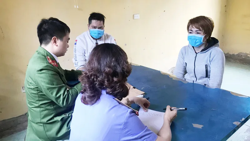 Bắt khẩn cấp nữ chủ quán bánh xèo dùng dao, chày đánh 2 nam nhân viên