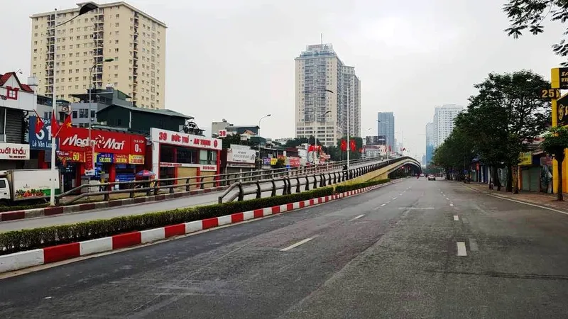 Hà Nội vắng lặng như giãn cách xã hội