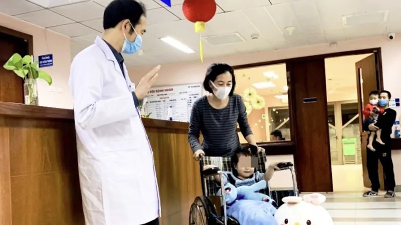 Sáng nay 5-3, bé gái bị rơi từ tầng 12A tươi tắn xuất viện 