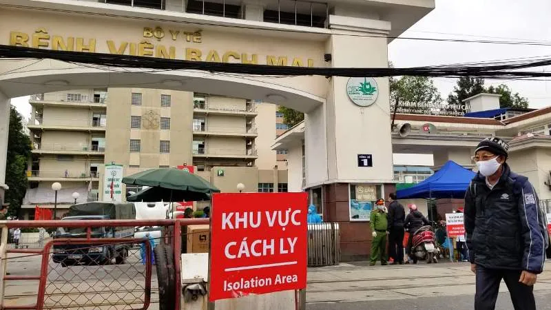 Vì sao hàng trăm cán bộ, nhân viên Bệnh viện Bạch Mai nghỉ việc? 