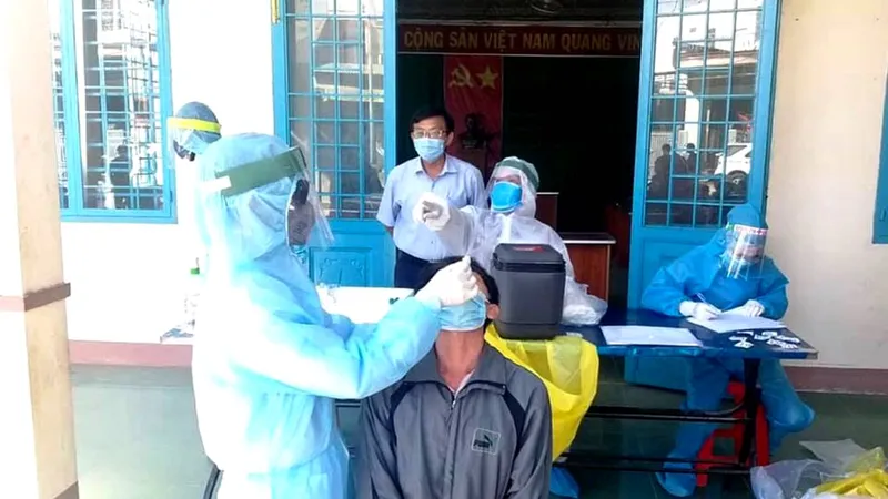 Thêm 8 ca nghi mắc Covid-19, Vĩnh Phúc gấp rút mở rộng bệnh viện dã chiến, khu cách ly 