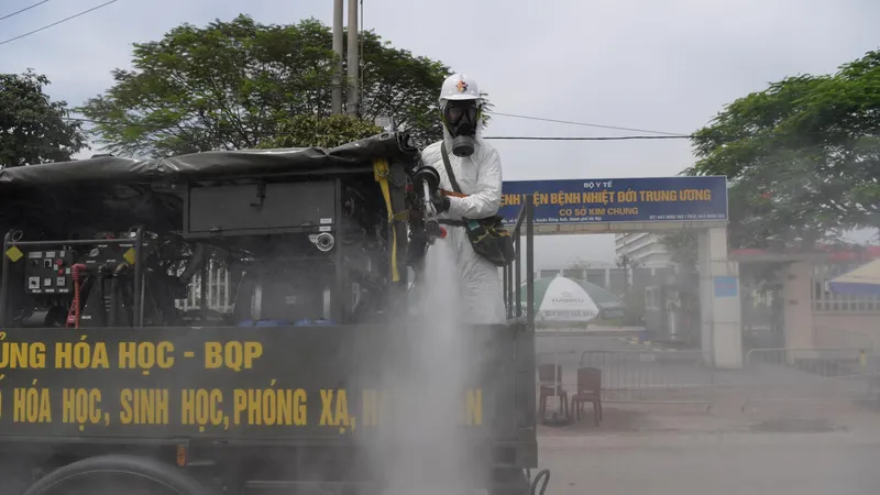 Phun tẩy trùng, tiêu độc ổ dịch Covid-19 lớn nhất miền Bắc
