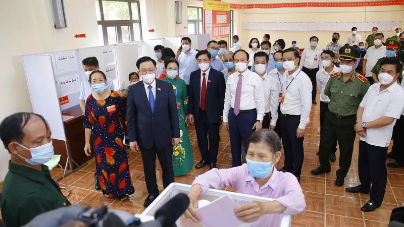 Chủ tịch Quốc hội, Chủ tịch Hội đồng Bầu cử quốc gia Vương Đình Huệ kiểm tra công tác bầu cử tại khu vực bỏ phiếu số 1, thôn Nhuế, xã Kim Chung, huyện Đông Anh, Hà Nội
