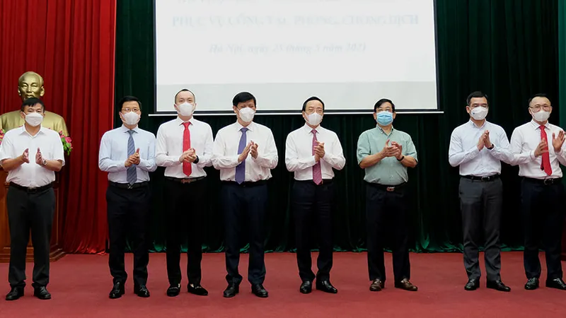 Bộ Y tế tiếp nhận 125 tỷ đồng, 1 triệu USD và 1 triệu liều vaccine Covid-19