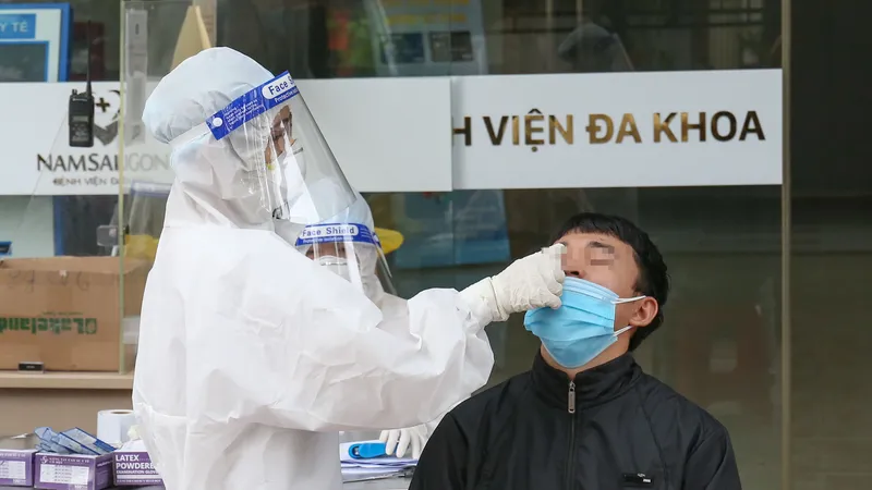 Người dân được lấy mẫu xét nghiệm tại Bệnh viện Đa khoa Quốc tế Nam Sài Gòn, ngày 28-7. Ảnh: HOÀNG HÙNG