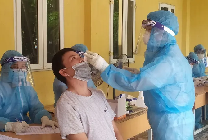 Sàng lọc ho, sốt phát hiện 1 nhân viên bưu điện và 2 người làm ở siêu thị dương tính SARS-CoV-2
