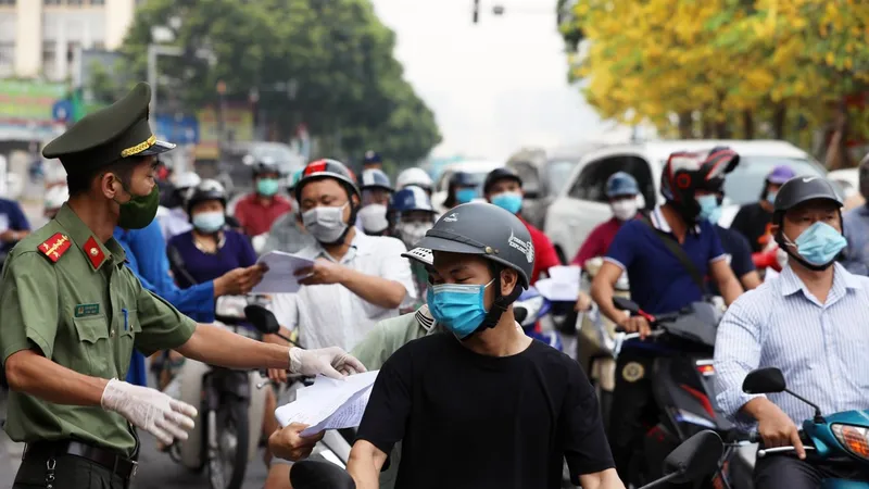 Hà Nội bỏ quy định “làm khó” người dân khi ra đường đi làm trong lúc giãn cách