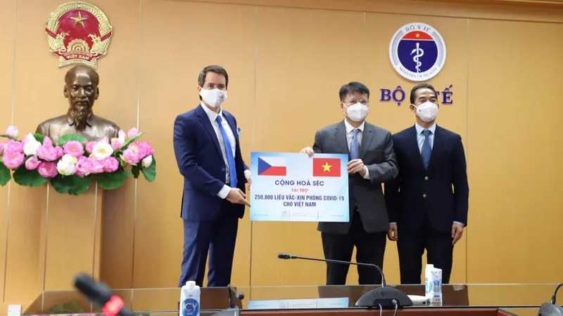Cộng hòa Séc trao tặng Việt Nam hơn 250.000 liều vaccine AstraZeneca và Moderna 