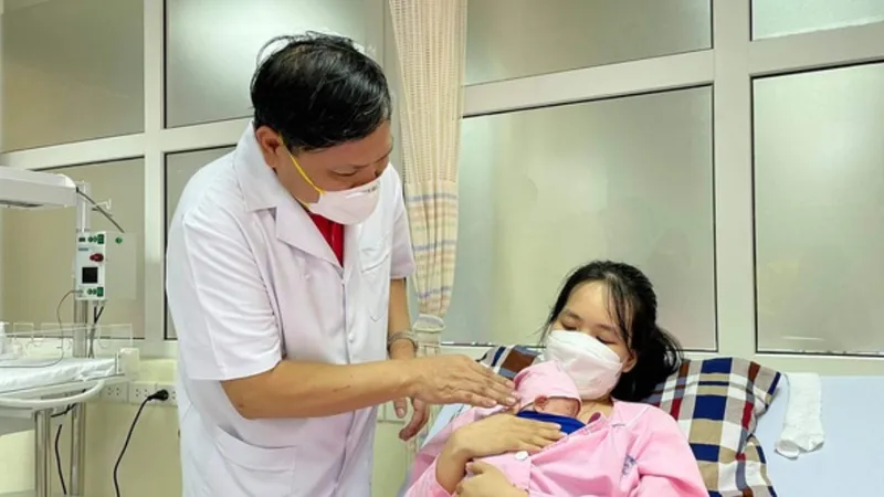 Kỳ tích bác sĩ Việt Nam: Nuôi dưỡng thành công trẻ sinh non nhỏ như chiếc xi lanh