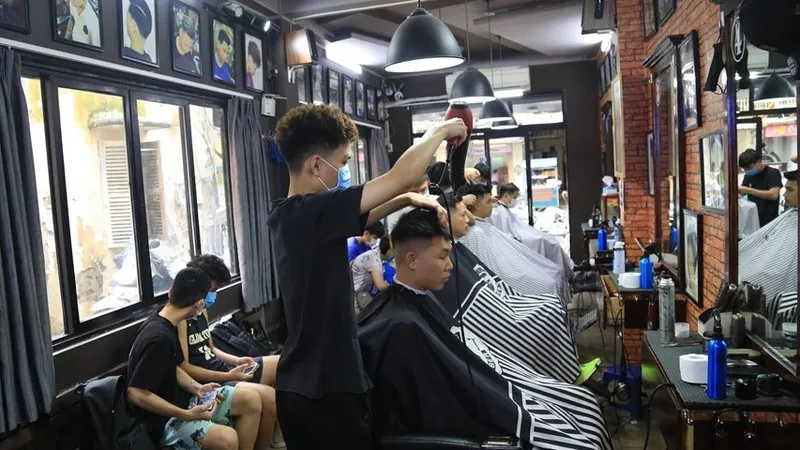 Một nhân viên salon tóc mắc Covid-19, Trung tâm Kiểm soát bệnh tật Hà Nội thông báo khẩn
