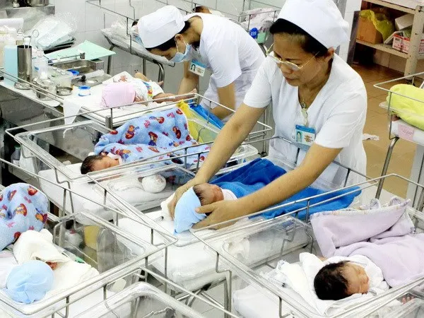 Người dân TPHCM và các tỉnh mức sinh thấp có thể được thưởng tiền nếu sinh đủ 2 con