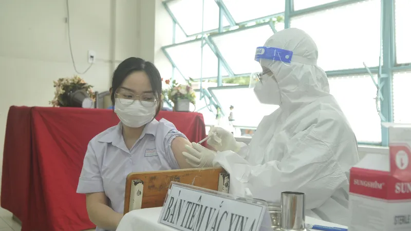 Tiêm vaccine cho trẻ em từ 12-17 tuổi tại TPHCM. Ảnh: CAO THĂNG
