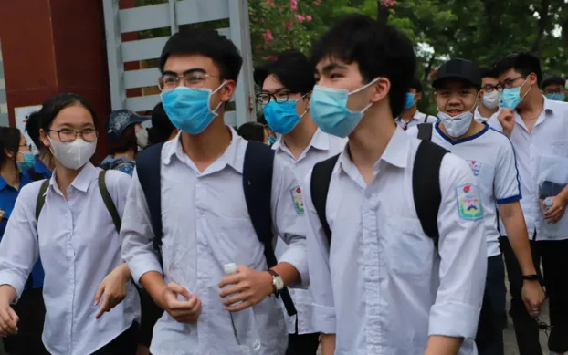 Học sinh lớp 5, 6, 9,10 và 12 của Hà Nội trở lại trường từ ngày 8-11