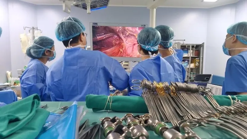 Nội soi lấy mảnh gan từ người hiến sống để ghép gan cho người bệnh hiểm nghèo