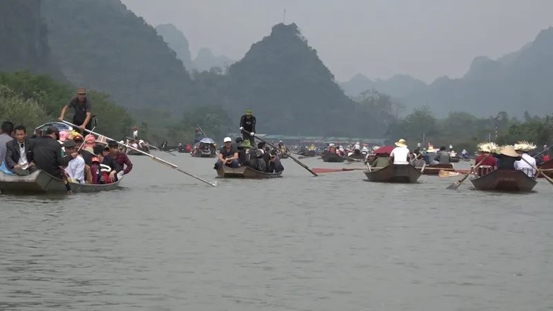 Chưa tới ngày được mở cửa, vì sao Chùa Hương đã bán vé cho nhiều du khách?