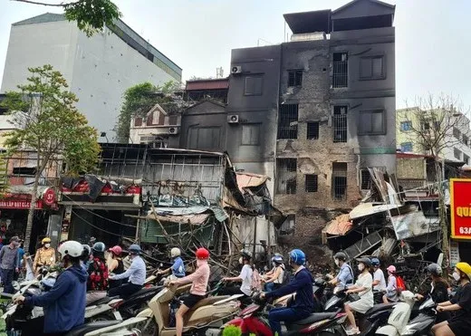 Hà Nội: Cháy lớn trên đường Nguyễn Hoàng khiến nhiều cửa hàng bị thiêu rụi