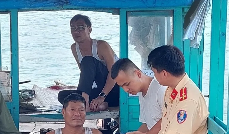 Bắt băng nhóm thu tiền bảo kê tàu hàng trên biển 