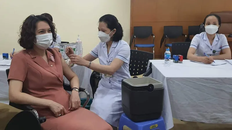 Bắt đầu chiến dịch tiêm vaccine Covid-19 mũi 3 và 4 bảo vệ cán bộ, công chức, người lao động