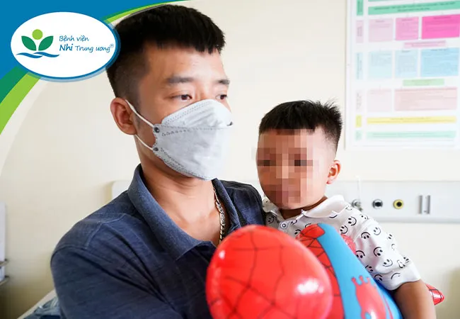 Bé trai bị nhét vào tủ cấp đông đã được ra viện