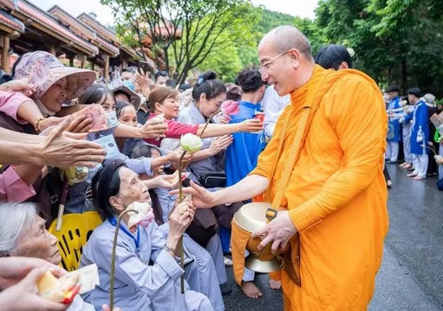 Yêu cầu chùa Ba Vàng rút clip lễ cúng dường có chư tăng nhận tiền từ tay người dân