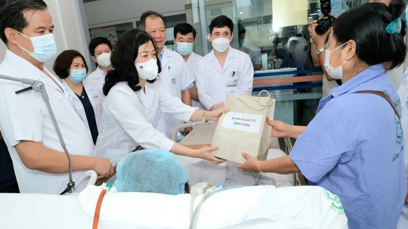 Thu nhập nhân viên y tế thấp, thiết bị “đắp chiếu”, bệnh viện xin dừng tự chủ