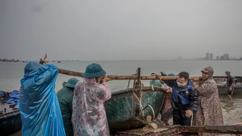 Các bệnh viện lớn ở Hà Nội, TPHCM sẵn sàng nhân lực, thuốc men hỗ trợ miền Trung chống bão