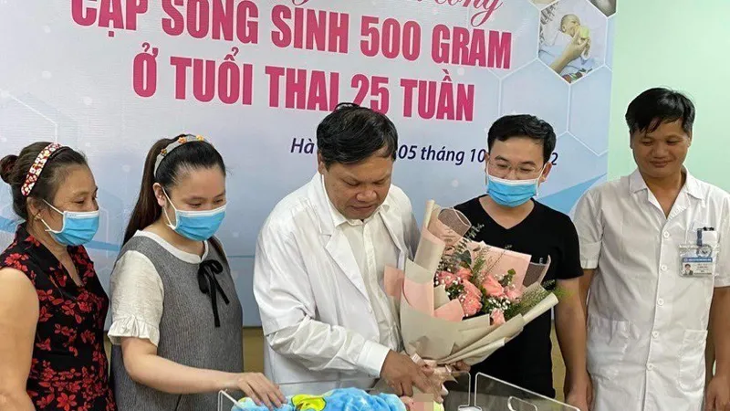 Lần đầu tiên, Việt Nam nuôi dưỡng thành công cặp song sinh rất non, chỉ nặng 500g