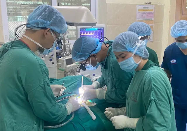 Trẻ sơ sinh nặng 870g được phẫu thuật thành công sửa lỗi ống động mạch