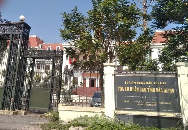 Làm rõ vụ việc một cụ ông mang xăng tới đốt tại tòa án tỉnh Bắc Giang