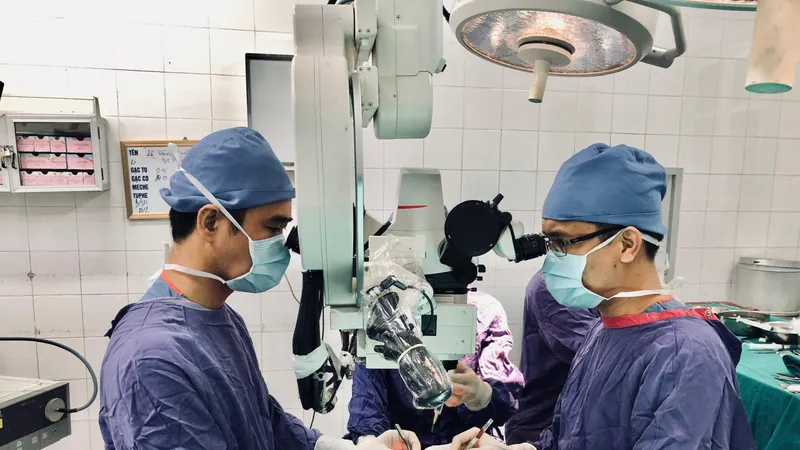 Một phụ nữ bị máy làm giấy lột rời da đầu, tai và mí mắt 