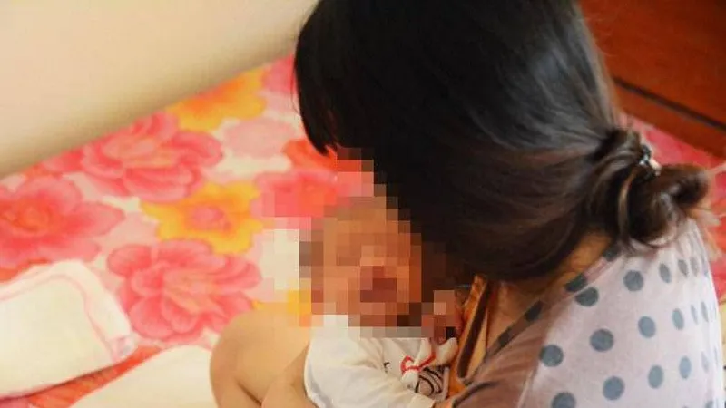Nữ sinh lớp 7 tự sinh con, giao công an vào cuộc