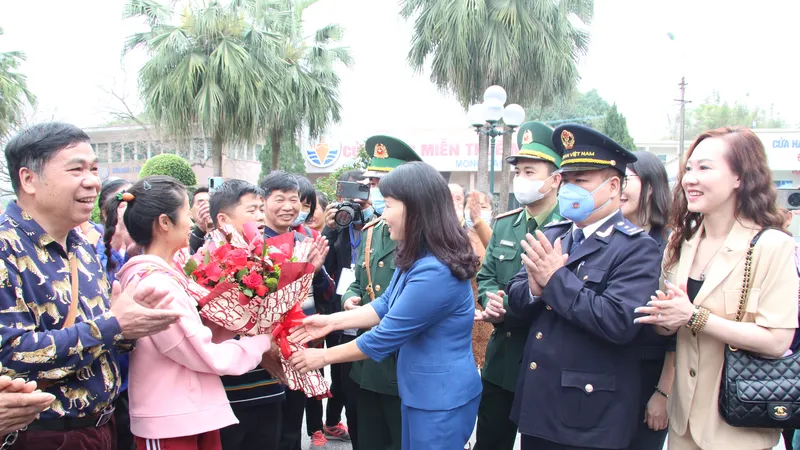 38 du khách Trung Quốc đầu tiên “xông đất” Cửa khẩu quốc tế Móng Cái 
