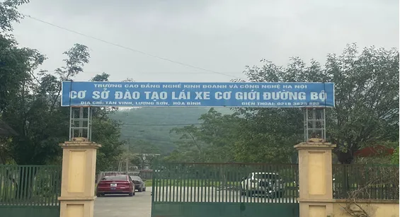  Giả mạo tài liệu sát hạch, giám đốc trung tâm dạy lái xe và thuộc cấp bị khởi tố 