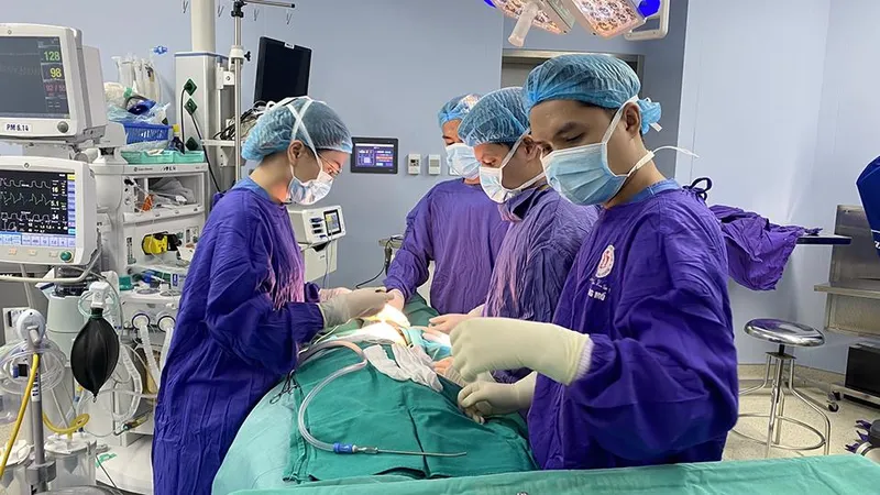 Nâng ngực bằng sóng xung kích, một phụ nữ bị nhiễm khuẩn tụ cầu vàng