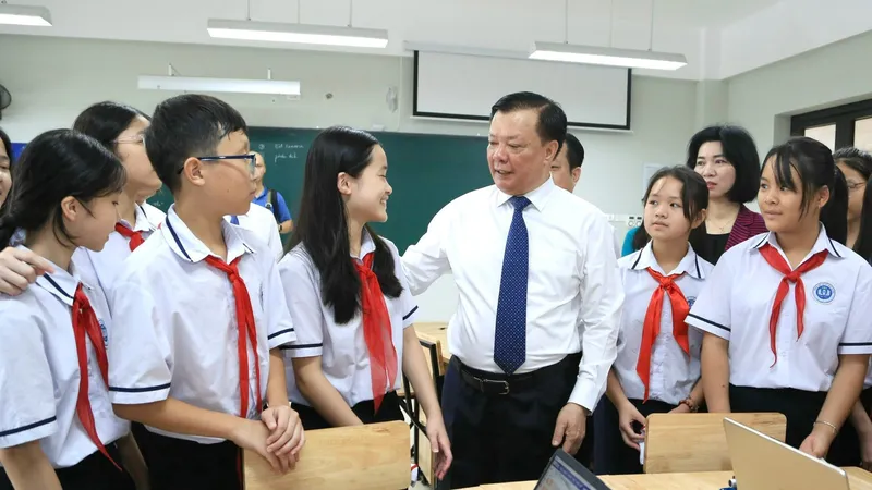 Lãnh đạo TP Hà Nội chung vui khai giảng với học sinh Thủ đô