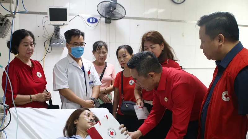 Hội chữ thập đỏ Việt Nam hỗ trợ nạn nhân vụ cháy chung cư và lũ quét 