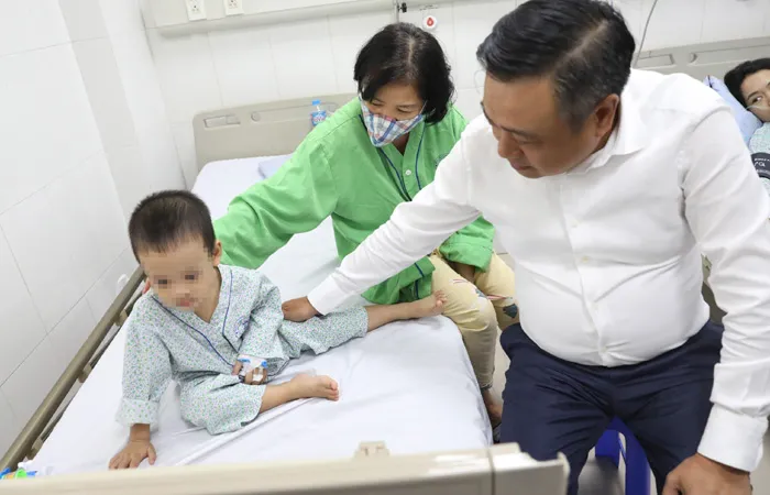 Chủ tịch TP Hà Nội rút ngắn công tác nước ngoài về nước thăm nạn nhân vụ cháy "chung cư mini"