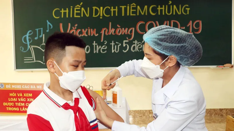  Covid-19 là bệnh truyền nhiễm nhóm B: Có cần tiêm vaccine và đeo khẩu trang?